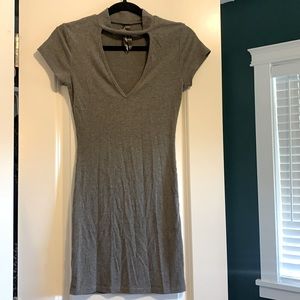 Short gray dress, choker detail w/V neck
